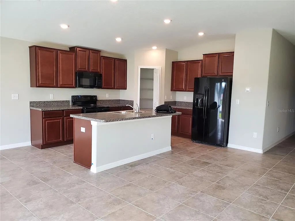 4 bed, 2.0 bath, 1936 sqft, $2,425 — Photo 2