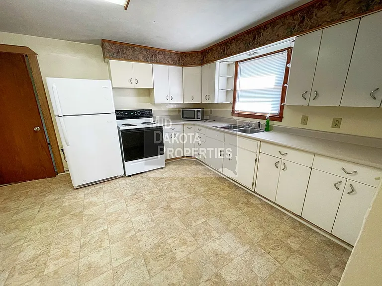 914 E 2nd Ave — Photo 4
