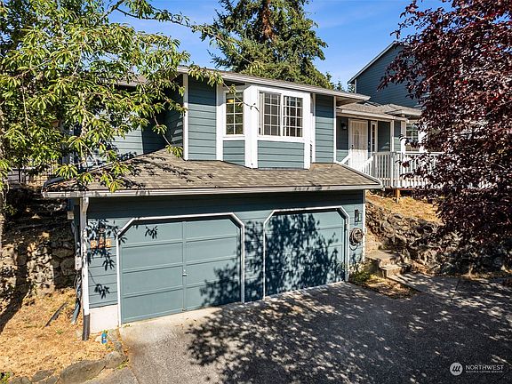 2nd image of 544 Lake Louise Drive SW