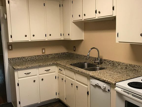 Kitchen: Plenty of storage and cupboard space.