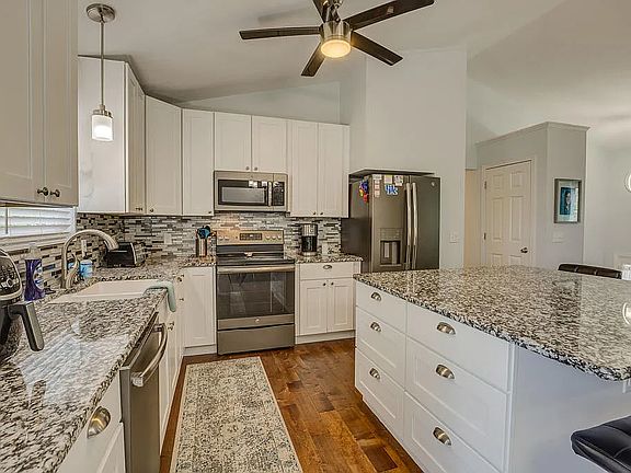 5th image of 1220 Farmcrest Dr