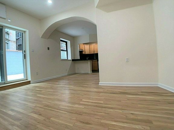 2nd image of 257 W 91st St #Rg