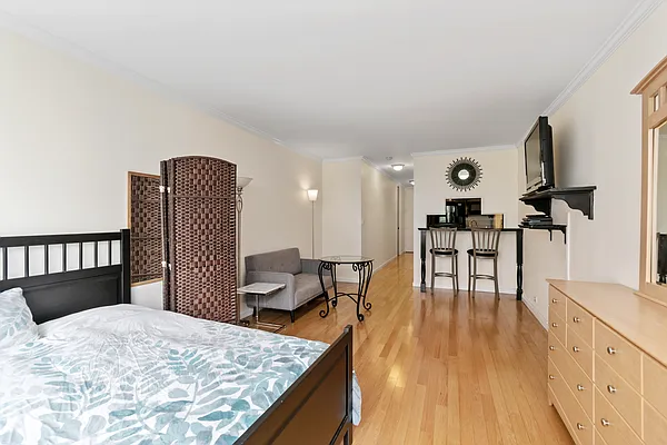Rented by Douglas Elliman | media 19