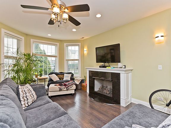 2nd image of 2912 N Avers Ave #1