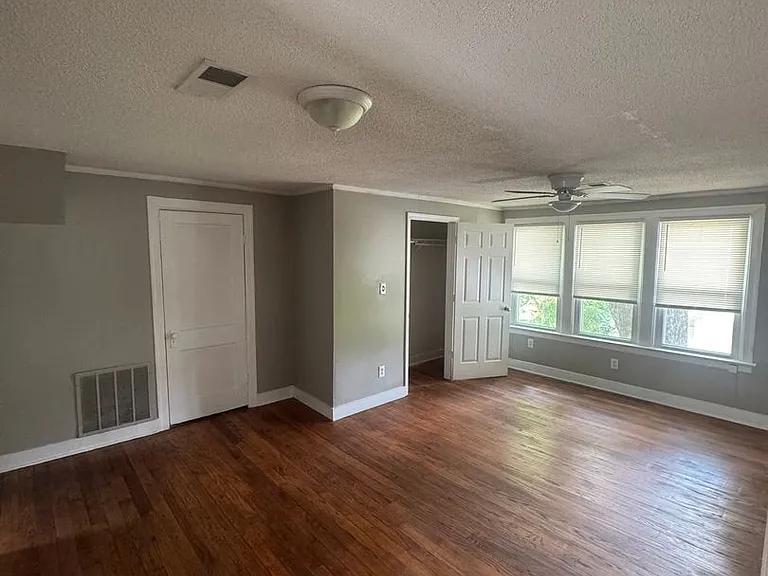 925 S Cox St — Photo 5