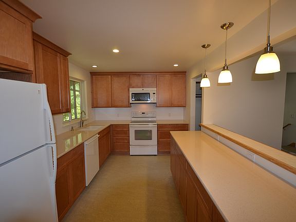 3rd image of 12810 NE 32nd St