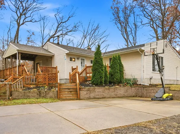 46336 Willow Rd, Belleville, MI 48111