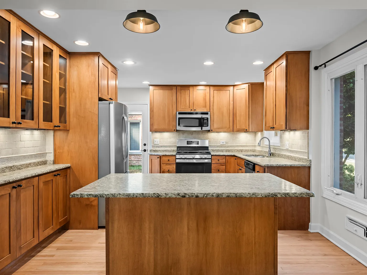 3 bed, 1650 sqft, $4,250 — Photo 4