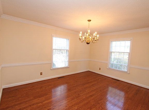 4th image of 110 Hilldale Ln
