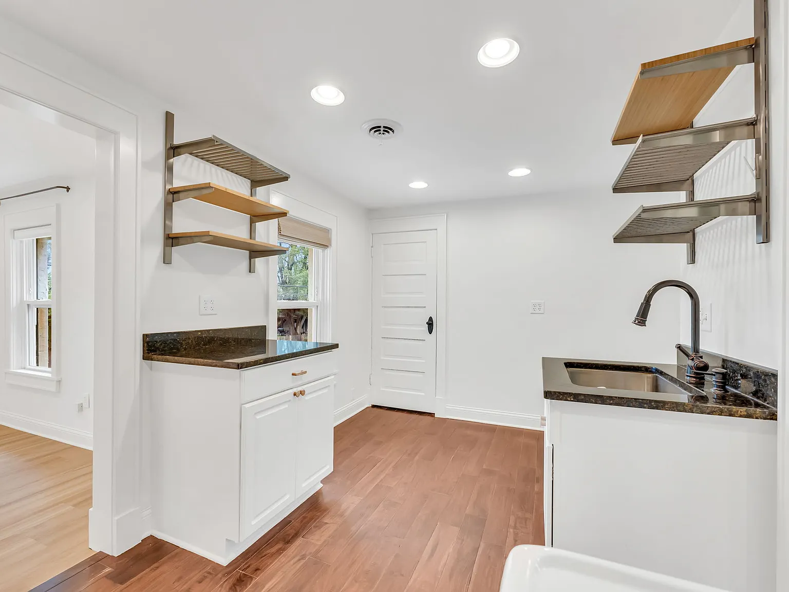 2 bed, 738 sqft, $1,800 — Photo 4
