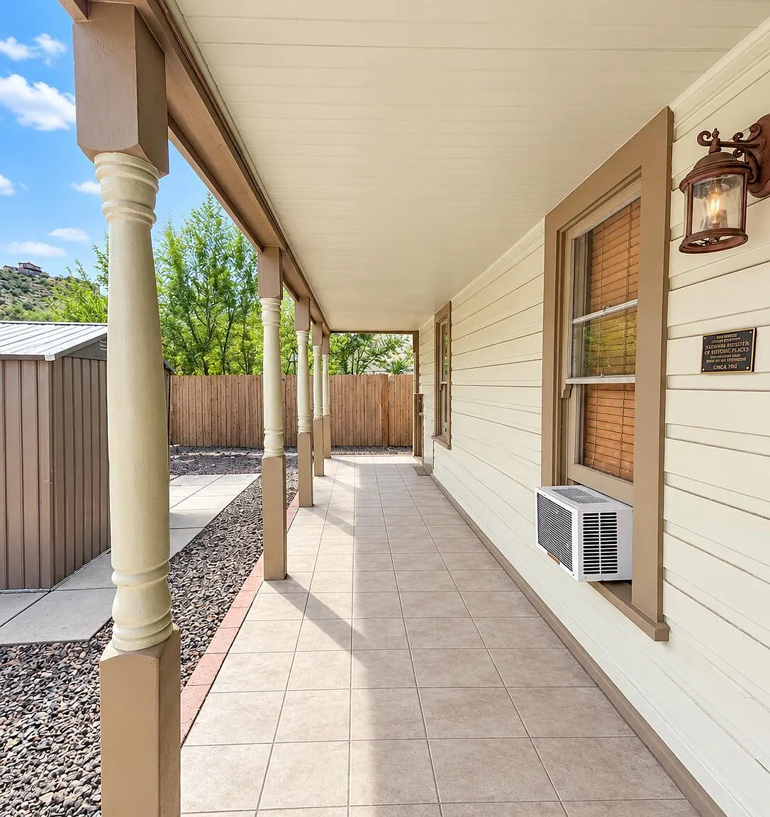 4 bed, 1.0 bath, 1976 sqft, $2,544 — Photo 4
