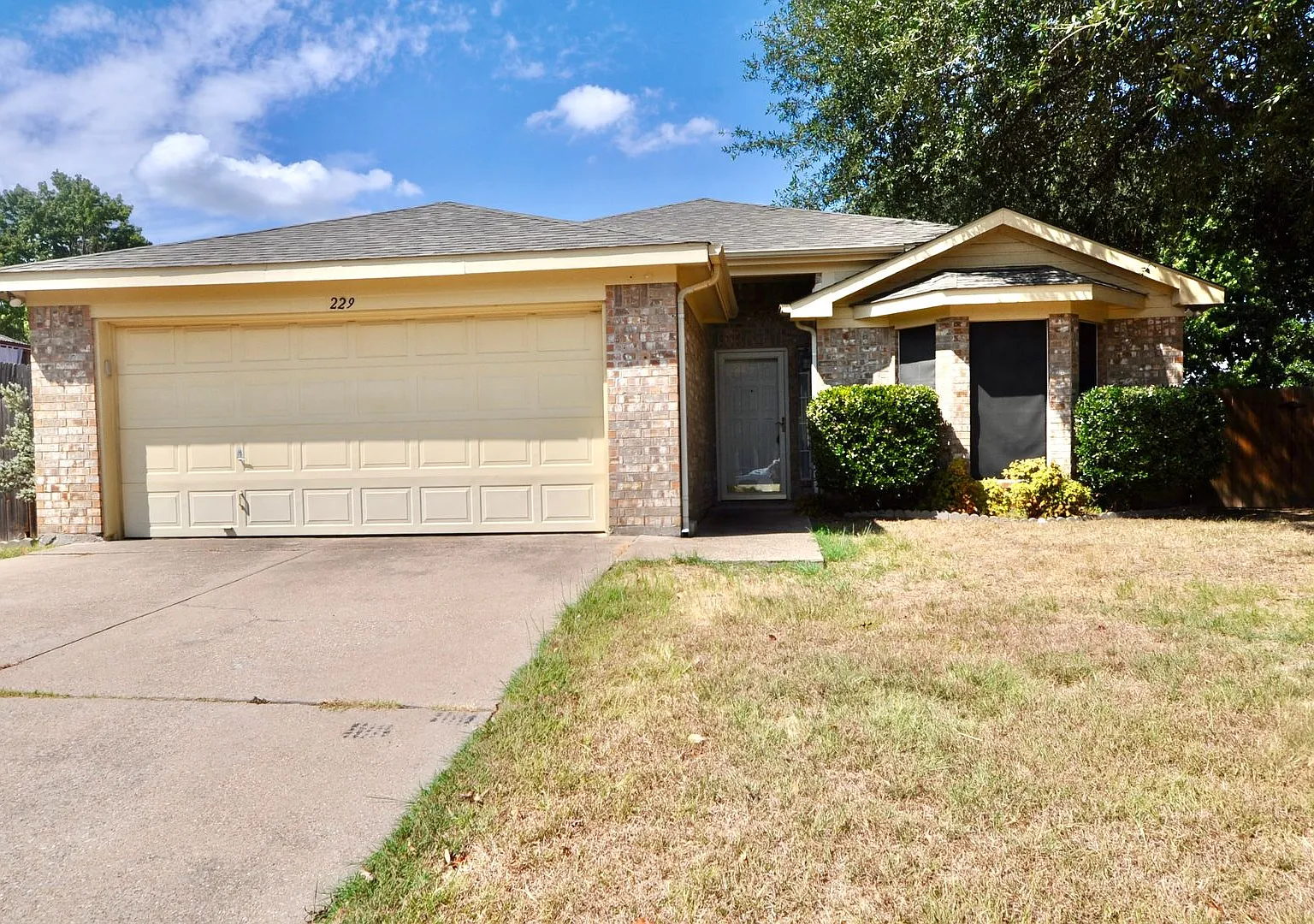For Lease! Nice 3 -2-2 Brick Home In Briarwood. Great Location with Easy Access To I-20. — Photo 1