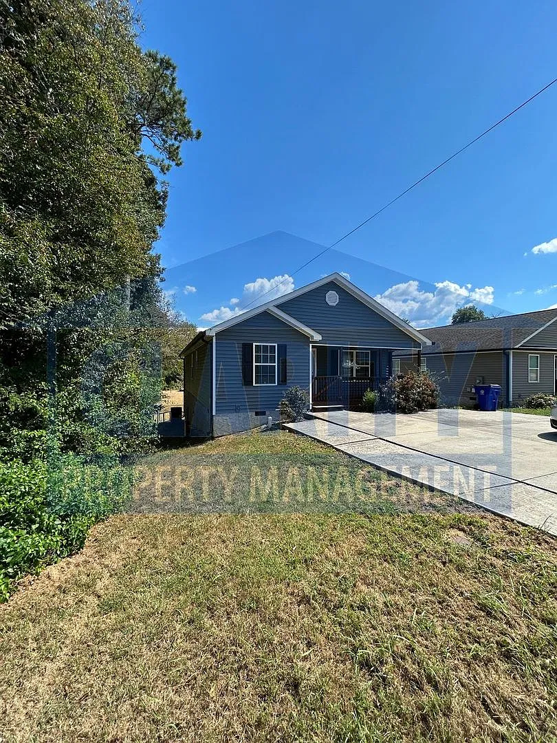 Charming 3 Bedroom, 2 Bath Home with Spacious Yard! — Photo 3