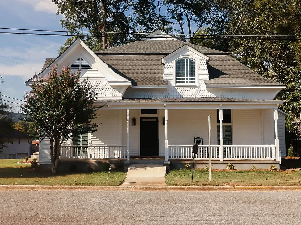 201 E 2nd St