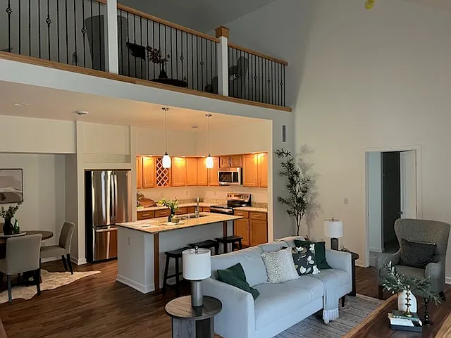 3 bed, 2.5 bath, 2000 sqft, $2,975 — Photo 2