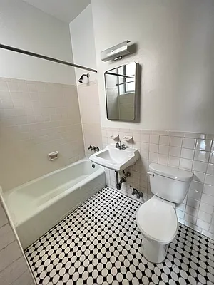 Rented by Salon Realty Corp | media 8