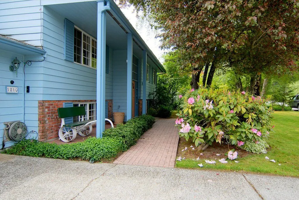 1210 170th Ave NE photo 1