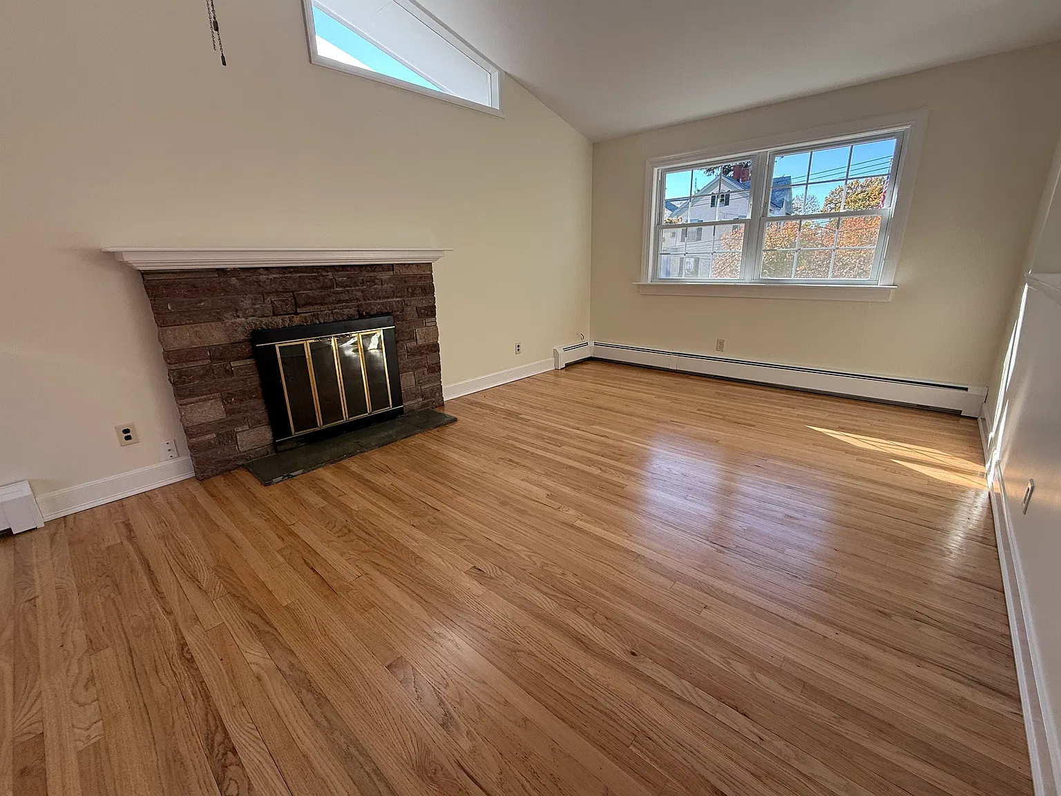 3 bed, 1.5 bath, 1624 sqft, $4,000 — Photo 2