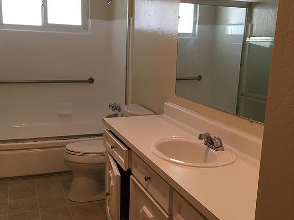 5th image of 425 Encinal Ave APT D