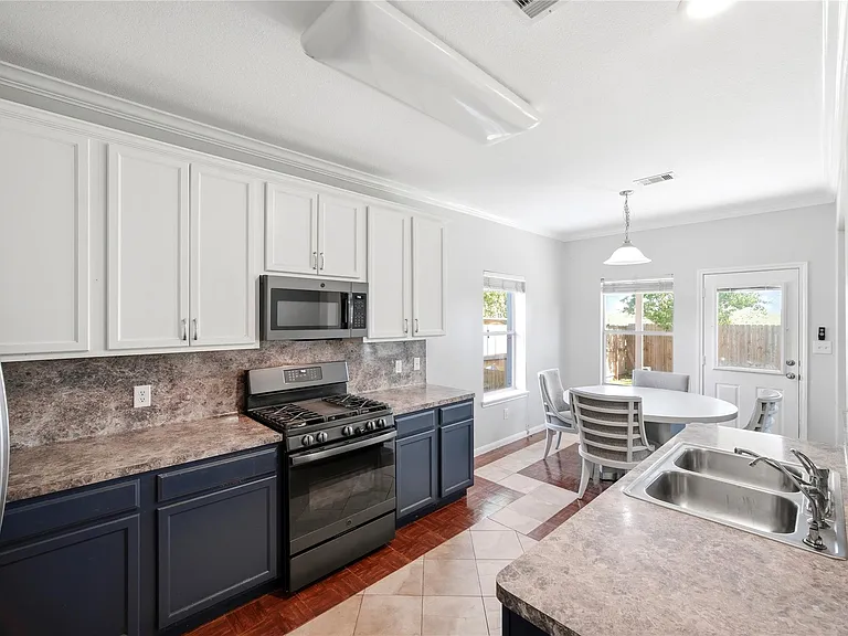 1707 N Highlands Xing — Photo 21