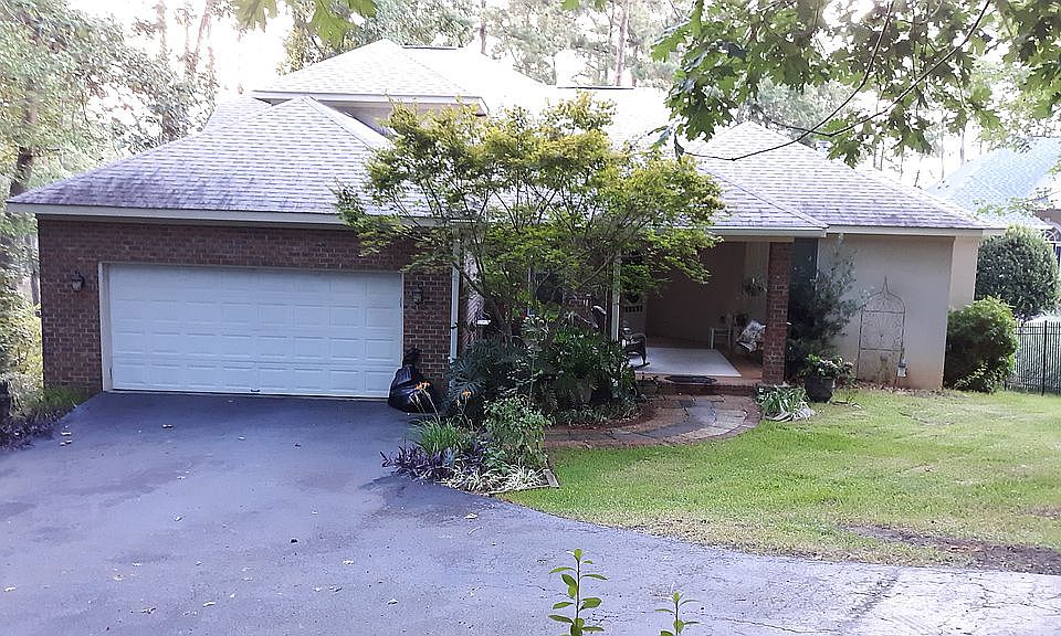 Asphalt drive w/circle-porch