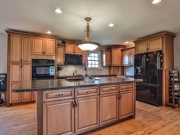 5th image of 146 Pin Oak Dr