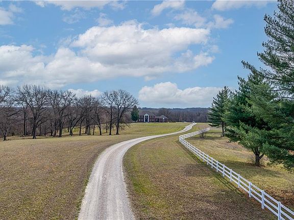 3rd image of 471 SE 201st Rd