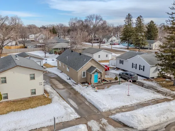 704 13th St N, Moorhead, MN 56560