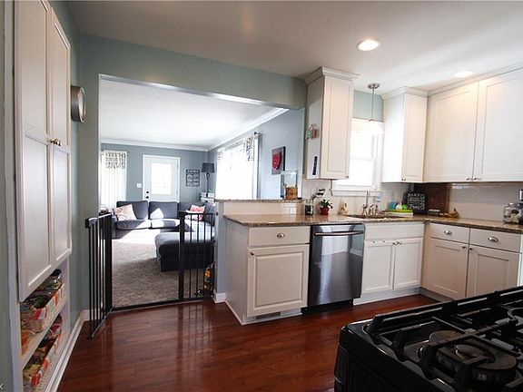 4th image of 1827 E 300th St