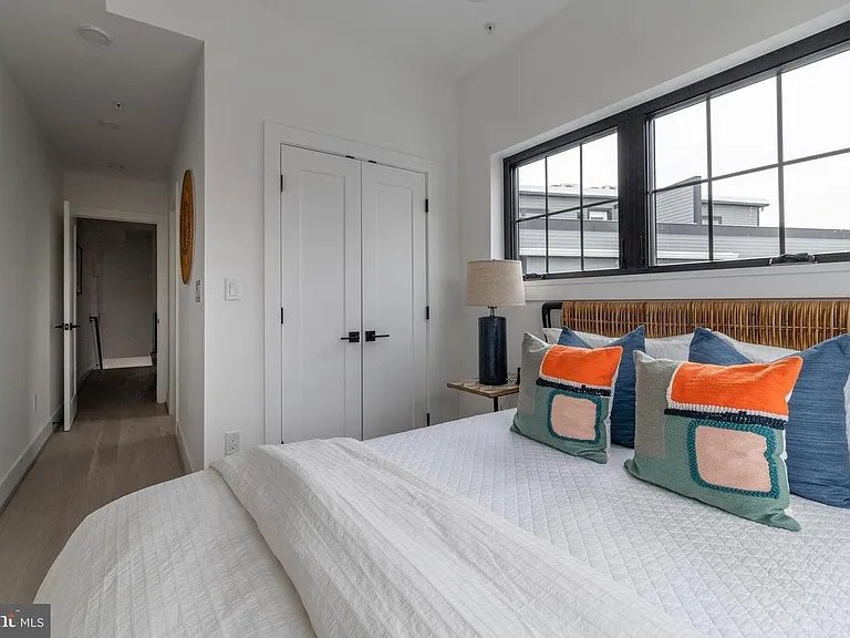 1411 Oak St NW — Photo 8