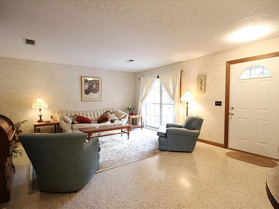 4th image of 303 E Crystal Dr