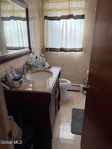 4th image of 166 Vly Road