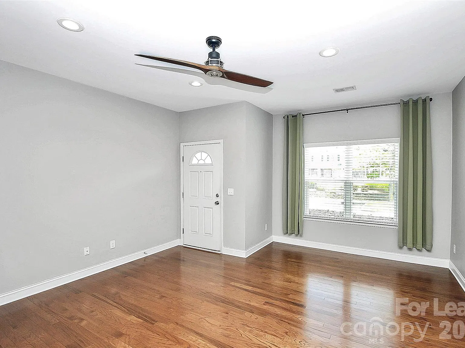 2 bed, 2.5 bath, 1292 sqft, $1,800 — Photo 2