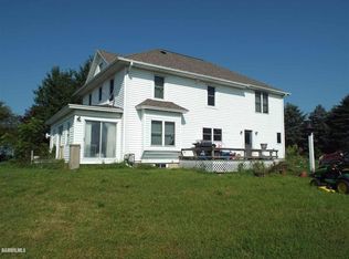 209 S Main St, Elizabeth, IL 61028