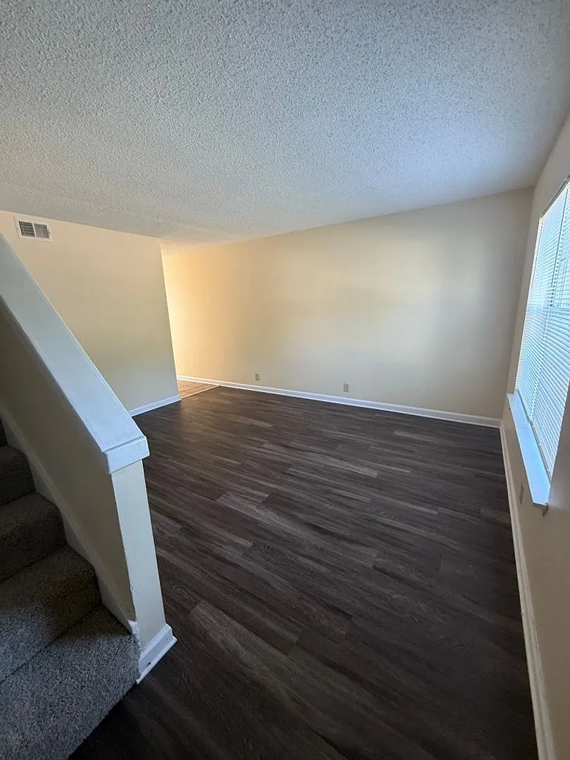 Building Photo - 615 Castlegate Dr