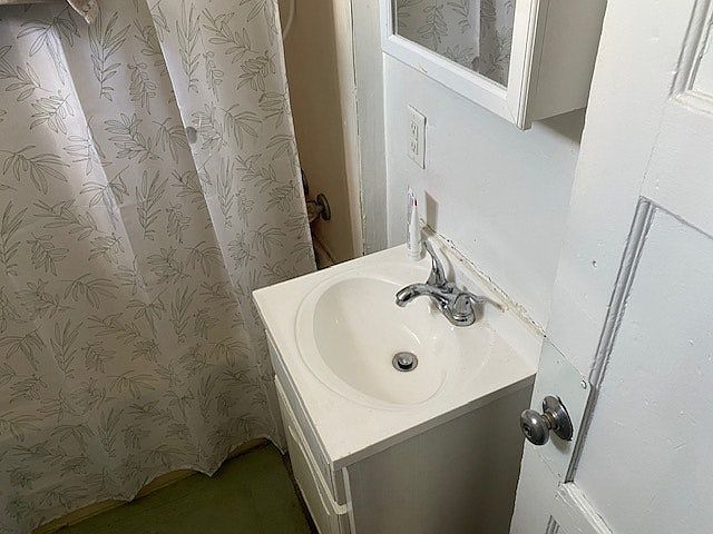 BATHROOM SINK