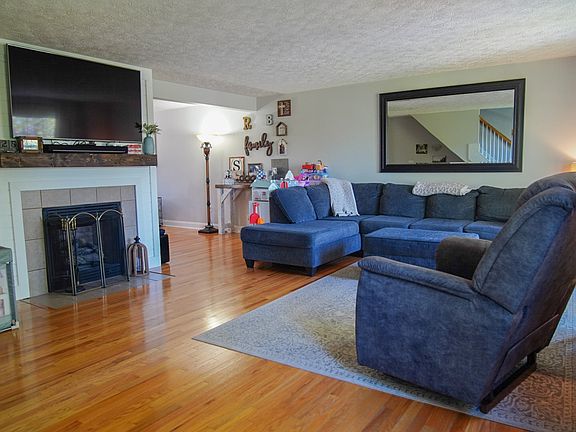 2nd image of 720 Oaktree Blvd