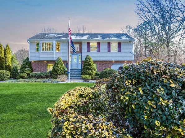 51 Spence Avenue, Holtsville, NY 11742