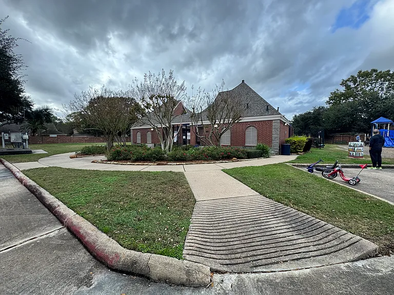 Walking distance to Harbour Park Community Center with splash pool and playground