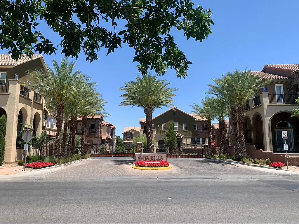 3 bed, 2.5 bath, 1950 sqft, $3,450 — Photo 3