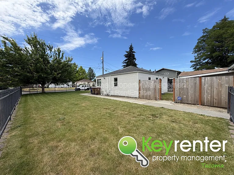 1047 S Rochester St — Photo 15