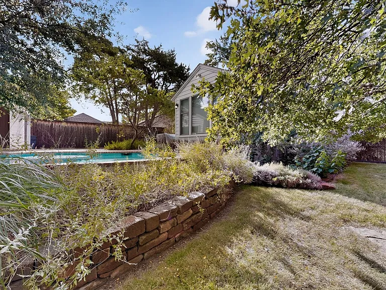 2323 Barberry Dr — Photo 40