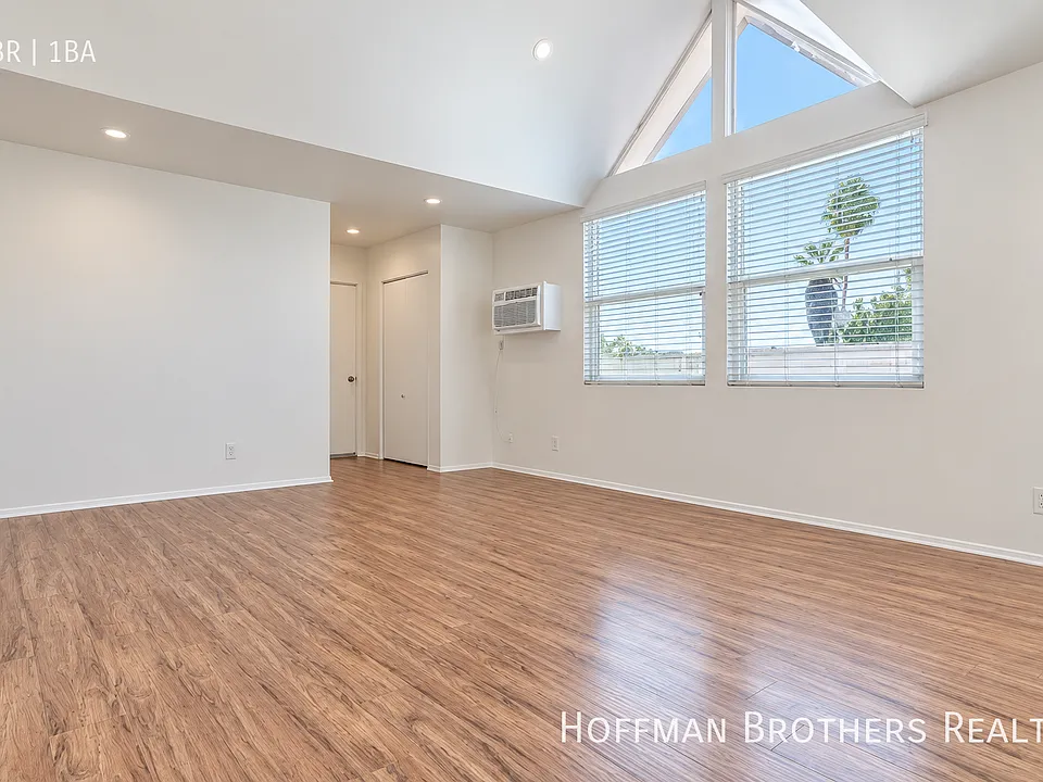 1439 S Point View St #5