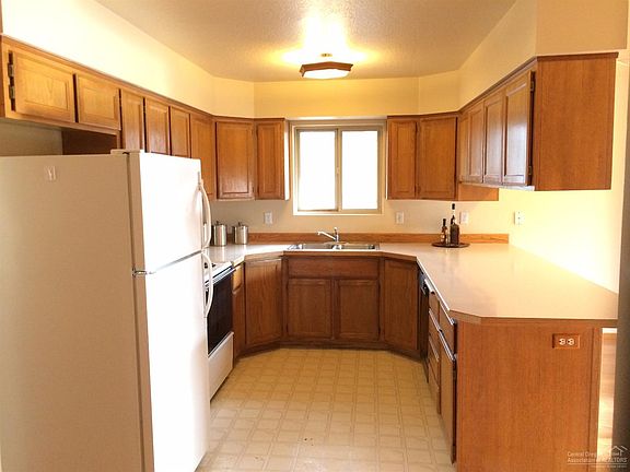 3rd image of 914 SE Stratford Ct
