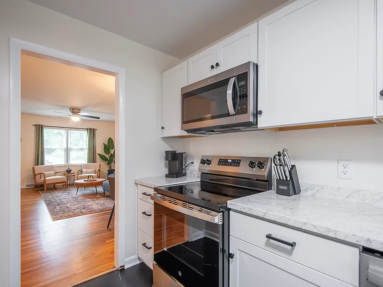 2218 Wayne Ave #B — Photo 6
