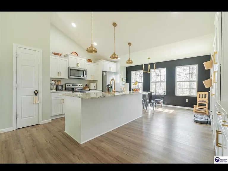 107 Walker Ct — Photo 3
