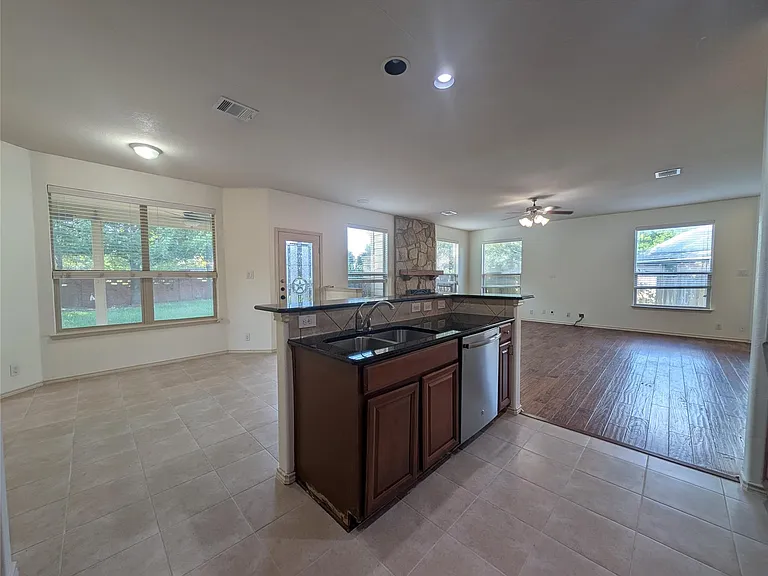 1602 Westmeadow Trl — Photo 11