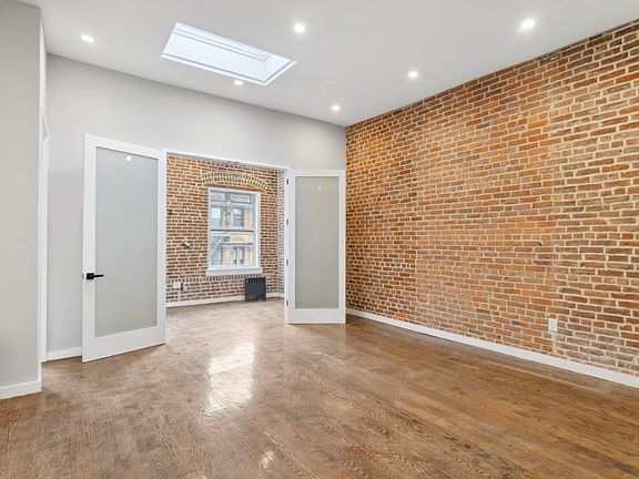 3rd image of 226 E 10th St APT 4