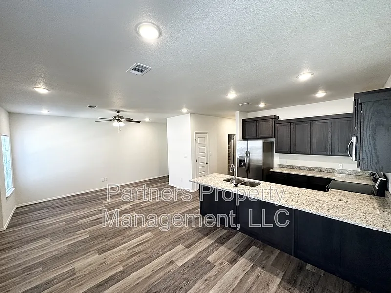 4 bed, 4.5 bath, 2000 sqft, $3,000 — Photo 4