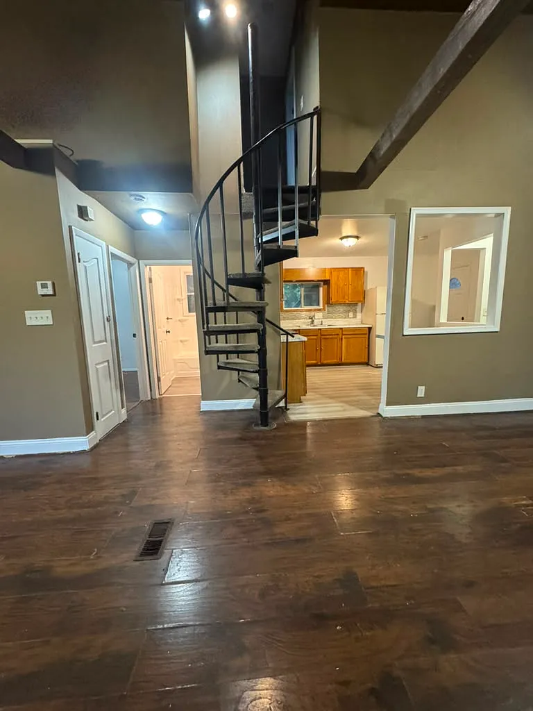 3 bed, 1140 sqft, $2,400 — Photo 3